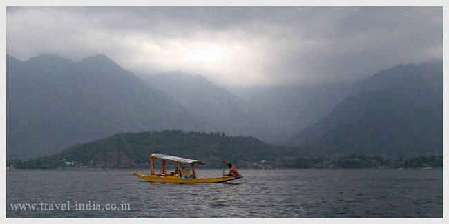 Shikara-in-Dal-Lake.jpg