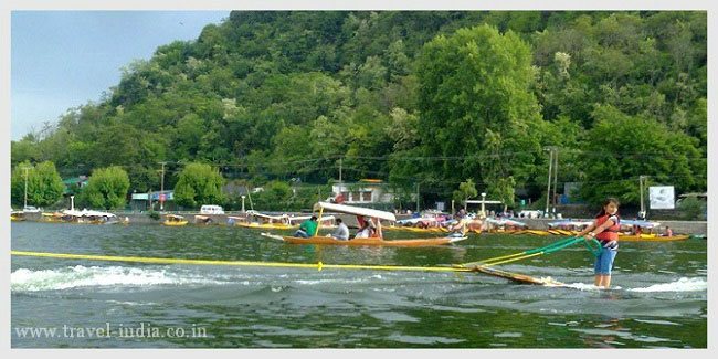 Water-skiing-in-Dal-lake.jpg